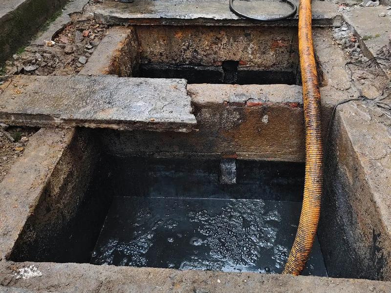 白马镇清理化粪池